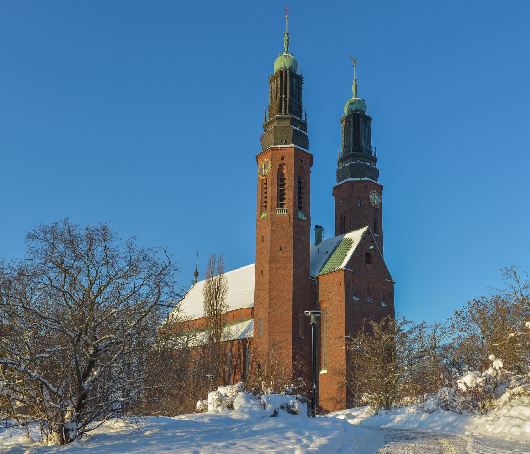 Högalidskyrkan utifrån i vinterljus.